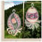 Oster-Fensterbild 2er Set Gestickte Ostereier mit Tulpe und Stiefmütterchen lachs-lila aus Vogtländischer Spitze | Große Schleife als Osternest | Farbenfrohe Frühlings-Deko 21x13 cm, inkl. Saughaken