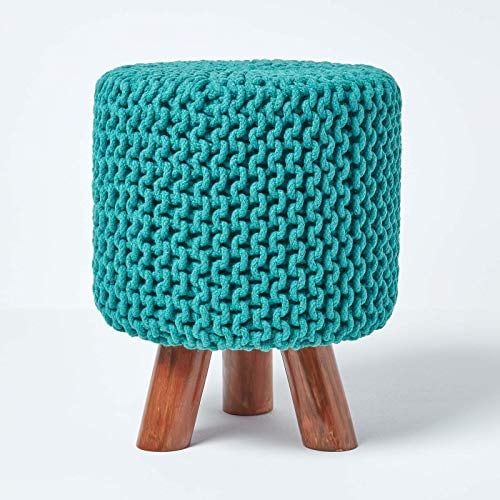 Homescapes Kleiner runder Strick Sitzhocker mit Holzbeinen, blaugrüner Fußhocker 32 x 32 x 42 cm, Strickhocker mit grob gestricktem Bezug aus 100% Baumwolle, Petrol