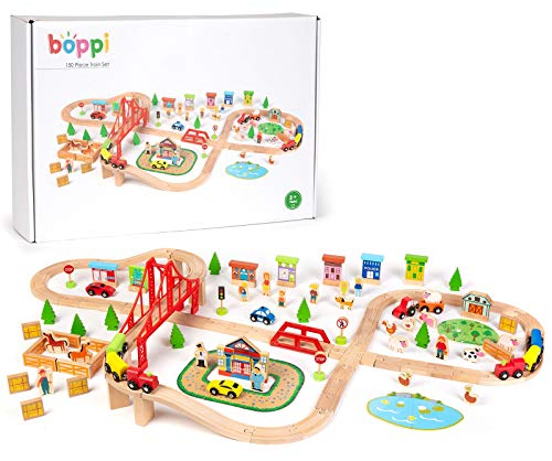 boppi – Eisenbahn für Kinder. 150 Teile Holzeisenbahn Zubehör mit 2 Lokomotiven, 4 Wagons und 44 Schienen inkl. Landschaft. Spielzeug für Kinder ab 3 Jahren
