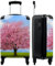 NoBoringSuitcases.com® Valise bagage à main – Valise cabine légère, 4 roulettes, motif fleurs de cerisier, serrure à combinaison, résistant aux UV, 55 cm – 35 cm – 20 cm, Arbre rose., Handgepäck,