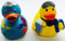 2 Traveller Reise Quietscheenten ? UVP: 11,98 ? - Vielflieger und Welt Ente ? 2erSet - bestehend aus 2 Quietsche-Enten - Badeenten - ca. 8 cm gross