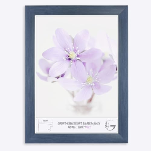 Online-GalleryKing OGK Thirtyfive Bilderrahmen 48x64 cm Schiefer Blau mit MDF Holzrahmen vollummantelt, entspiegeltes Anti-Reflex Kunstglas und HDF Rückwand - Fotorahmen für Hoch- und Querformat