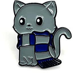 Anstecknadel mit blauem Schal, grauer Katze, Zauberer, Schule, Metall, Emaille, Metall