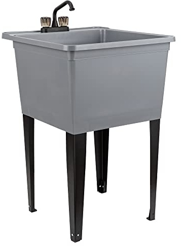 Tehila Basics by JS Jackson Supplies Fregadero de utilidad independiente gris de 21 galones con grifo negro de 2 asas, tina de lavandería de plástico resistente con patas ajustables