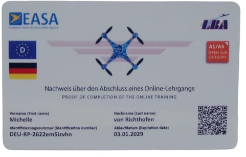 Roboterwerk Drohnenführerschein - Ihr EU-Kompetenznachweis A1/A3 und Drohnenführerschein A2 in Scheckkartengröße, QR-Code mit Landesfahne, Abdruck auf Plastikkarte