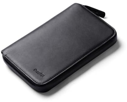 Bellroy Travel Folio – Carryology Essentials Edition (RFID-Lederbrieftasche mit Zip für Pass, Karten und Bargeld) - BlackAsh