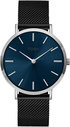 TORII Die Damen- und Herrenuhr S38BM.NS in klassischem Marineblau ist EIN modisches Accessoire.