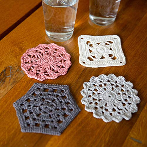 My Oma Untersetzer häkeln -DIY Glasuntersetzer Set grau-weiß-rosé- Häkelset mit 4 Knäuel Baumwolle Cotton Pure (ergibt ca. 20 Untersetzer), Häkelanleitung + GRATIS Label – Häkelpackung