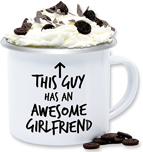 Emaille Tasse Blechtasse - Valentinstag Tasse Partner Freund & Freundin - This Guy has an awesome Girlfriend - Geschenk Freund Weihnachts-Geschenk für Ihn Boyfriend Gift - 300 ml - Weiß Silber