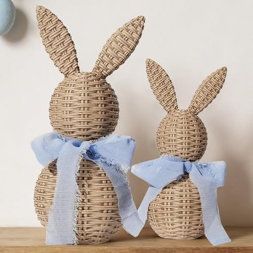 DN DECONATION Osterdeko Hasen Figuren Set, Rattan Effekt Resin Hasen Deko mit hellblauer Schleife 2-teilig groß & klein, Farmhouse Frühlingsdeko Tisch Deko für Zuhause Hochzeit Geschenk