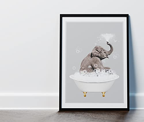 Designed By Lorna Wandbild / Kunstdruck Elefant im Bad, Grau, Größenoptionen erhältlich (nur A3-Druck)