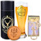 1955 Cadeau 70 Ans Homme, Personnalisé Cadeau Anniversaire 70 Ans pour Grand-père Pere Oncle, Verre à Bière 1955 580ml, 70 Nombre Bouteille Ouvre, Sous-verre en Bois, 1955 Decoration Anniversaire