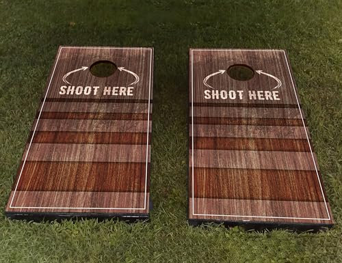 AdesiivoStudio Rustikale Cornhole Board Wraps mit Holzmaserung – klassisches Shoot Here-Design für Hinterhof- und Heckklappenspaß, langlebig und einfach anzuwenden