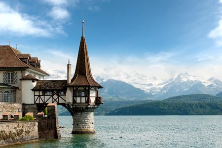 adrium Poster-Bild 140 x 90 cm: Schöner kleiner Turm von Oberhofen -Schloss im Thun Lake mit Bergen auf dem Hintergrund in der Schweiz in der Nähe von Bern. (71644132)