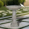 Bain d'eau pour oiseaux de 23,8 pouces avec un pied en pierre taillée – conception robuste et élégante pour le bain d'oiseaux, texture ressemblant à la pierre, attire les oiseaux et embellit le jardin