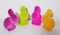Generisch kleine Bunte Häschen 4 Stück - Hase beflockt bunt 6 cm hoch - Osterhasen mit Samtüberzug pink, lila, gelb und grün, Deko Ostern Osterdeko Tischdeko