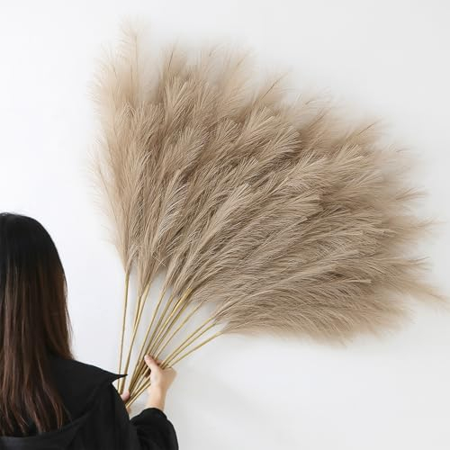 YiYa 12Pcs Pampa Artificielle Brun 113cm Pampa Fleur Sechees Pampas Sechees Decoration Plume Artificielle pour Boho Mariage, Salon, Chambre À Coucher(Brun)