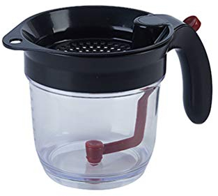 Fetttrennbecher mit integriertem Sieb und Messskala - Kunststoffkrug zum Abschöpfen von Fett aus Saucen und Suppen
