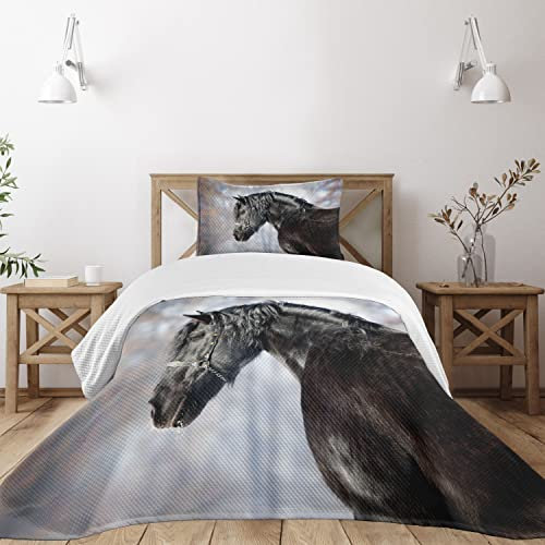 Lunarable Pferde-Tagesdecke, schwarzer Hengst, Portraitprofil im Winterwald, Friesisches Säugetier, reinrassig, dekorativ, gesteppt, 2-teiliges Bettbezug-Set mit Kissenbezug, Doppelbett, Schwarz Blau