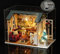 DIY Miniatur Puppenhaus Kit 1:24 Mini 3D Holz Mini Puppenhaus-Zimmer mit Möbeln, LED Leuchten, Weihnachts Dekoration, Geburtstags Geschenk für Kinder, Jugendliche, Erwachsene (Holiday time)(Spieluhr)