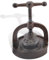 Esschert Design Nussknacker, Schraubgewinde mit Auffangrand aus Gusseisen, ca. 14 cm x 14 cm x 17 cm