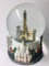 VIANAYA - Bola de nieve Paris Torre Eiffel – Base de resina con monumentos en 3D y globo de cristal con purpurina brillante – Color blanco – Tamaño mediano (altura 11 cm)