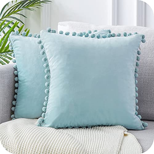 Topfinel 2er Set Samt Kissen mit Pompoms Einfarbig Kissenbezüge Dekorative Kissenhülle Kopfkissen Sitzkissen Dekokissen Couchkisen für Sofa Schlafzimmer Büro Auto 50X50cm Hellblau