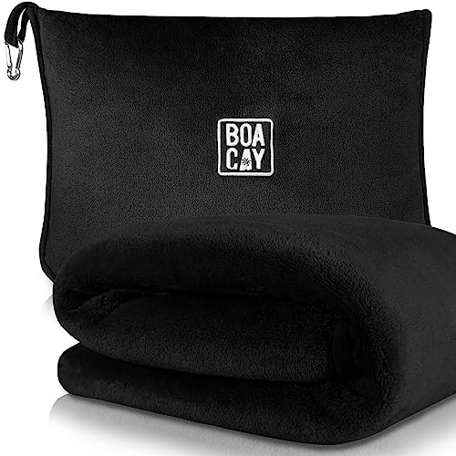 BOACAY Coperta da Viaggio Morbida e Calda per Aereo e Auto - Essenziale per Voli Lunghi per Donne, Uomini, Bambini - Cuscino Compatto con Manica per Bagagli e Clip per Zaino