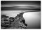 Tulup Impression sur verre de 100x70 cm Image Tableau Photo décorative panoramique pour la cuisine et le salon - Paysage - Une Plage De Galets - Noir et blanc