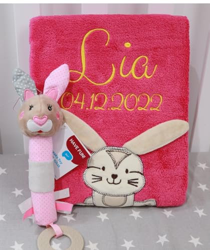 BotoBaby ★ GESCHENKSET Babydecke mit Namen und Datum Bestickt + Stabgreifling Hase + Geschenkbox ★ Geschenk ★Geburt ★ Taufe ★ (Set 28)