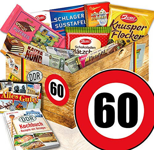 Ostalgie-Geschenkset 60. Geburtstag - DDR Süßigkeiten Box mit Kochbuch | Ostpaket mit Zetti Knusperflocken, Schlager Süßtafel, Nougat, Kalter Hund und DDR Rezeptbuch in Geschenkbox