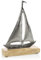 com-four® Segelschiff, Segelboot - Maritimer Aufsteller - Metall-Schiff - Deko-Schiff aus Metall und Standfuß aus Mangoholz (01 Stück - Segelboot)