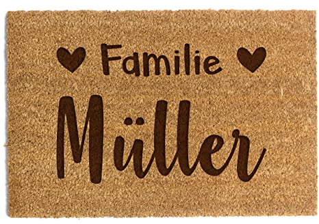 Happenings Personalisierte Fußmatte | Kokosmatte mit Ihrem Text | Original Türmatte für Innenbereiche | Familien Namen | Lustige Eingangsmatte (60x90, Modell 2)