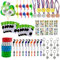 Locisne 80er Fußball Party Dekorationen: 80 Stück Fußball Ballons, Schlüsselanhänger, Silikon Armbänder, Trillerpfeifen, Medaillen, Tattoo Aufkleber, Stifte, Party Geschenk Taschen