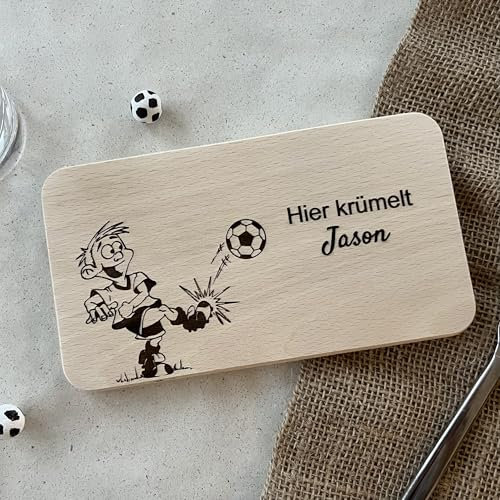 Frühstücksbrettchen Kinder personalisiert – Frühstücksbrett mit Fußball-Motiv & Namen - Geschenk zur Taufe Junge, Geburt oder Geburtstag - Brettchen aus Buchenholz - Hier krümelt Holzbrett - DwieDeko®