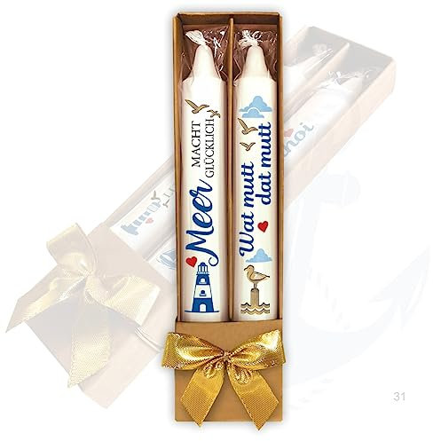 2er Set maritime Stabkerzen – Meer macht Glücklich & Wat mutt dat mutt - in Geschenkverpackung mit Schleife | Sprüche auf Spitzkerzen Kerzen im Geschenkset | Möwe Leuchtturm Meer See Anker