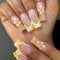 GlamRays Ongles Longs Carrés Faux Ongles Jaune French Tip Ongles Autocollants Design Motif Ondulé 3D Acrylique 24 Pièces Manucure Fleurie 24 Pièces