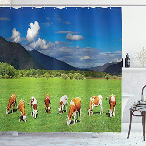 ABAKUHAUS Das Vieh Duschvorhang, Berge weidende Kühe, Stoffliches Gewebe Badezimmerdekorationsset mit Haken, 175 x 240 cm, Grün und Blau