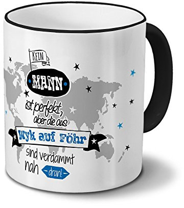 printplanet Tasse mit Namen Wyk auf Föhr - Motiv Kein Mann ist Perfekt, Aber... - Namenstasse, Kaffeebecher, Mug, Becher, Kaffeetasse - Farbe Schwarz