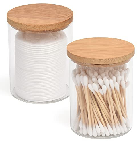 BKYFPQ Lot de 2 distributeurs de bocaux en verre Qtip avec couvercles en bambou, tampon rond en coton pour accessoires de salle de bain, décoration de salle de bain de ferme, décoration de salle de