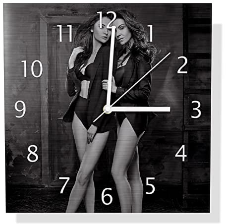 Wallario Design Wanduhr Lesben-Erotik: Zwei sexy Damen als elegant gekleidete Schönheiten aus Aluverbund, Alu-Uhr Größe 30 x 30 cm, weiße Zeiger mit Metalloptik