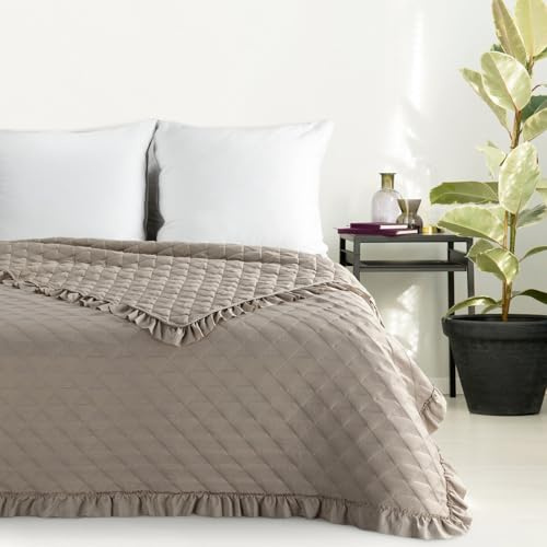 Eurofirany Gesteppte Bettdecke mit Rauten, Stillvolle Decke in Diamanten-Steppung, Volant, Steppdecke im Landhausstil, Bettüberwurf Vanesa (Dunkelbeige, 200 x 220 cm)