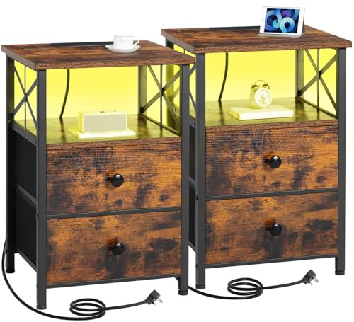 AMHANCIBLE Set di 2 comodini con stazione di ricarica e luci a LED, comodino con 2 cassetti in tessuto, tavolino da divano, comodino per soggiorno, camera da letto, marrone, HET052LBR