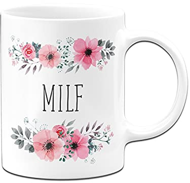 Tassenbrennerei Original - Blümchen-Tasse mit Spruch Milf - Lustige Kaffeetasse als Gechenk für Deine Kollegin (Weiß)