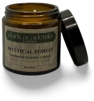 Dark Academia Candle: Mystical Forest – Handgemachte Duftkerze im braunen Apothekerglas, aus natürlichem Sojawachs – Verleiht Ihrem Raum eine mystische und beruhigende Atmosphäre