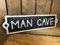 Placa decorativa de hierro fundido envejecido negro, para paredes, portones de jardín, garajes y puertas, con texto en inglés («Man Cave»)