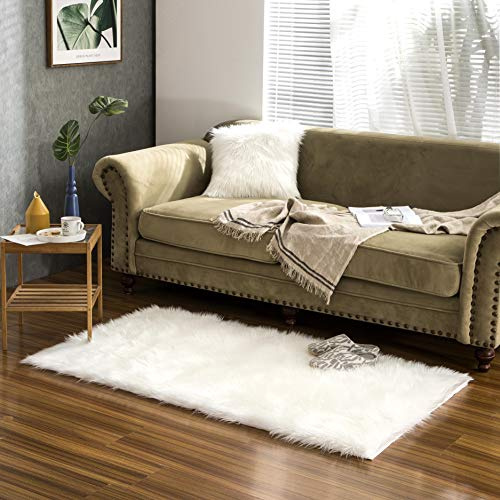 Teppich Wölkchen Lammfell Kunst-Fell-Teppich | Hochflor Deko Schaffell als Flauschiger Bett-Vorleger oder Läufer für Schlafzimmer, Wohnzimmer oder Kinderzimmer | Weiss - 80x150 cm