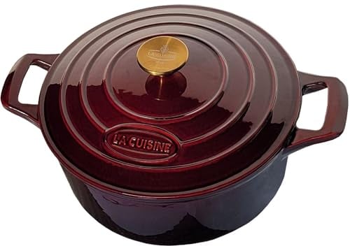 La Cuisine Cocotte en fonte émaillée 28 cm Dia. 6,5 L. Revêtement interne en émail noir mat, canneberge, poignée du couvercle en acier inoxydable plaqué orpasse au four.