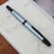 Majohn A1 Press Füllfederhalter mit feiner Feder, einziehbarer hellblauer Metall-Tintenstift mit Konverter-Schreibset (Schwarze Clip-Version)