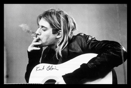 BUY ART FOR LESS buyartforless Gerahmtes Poster Kurt Cobain (rauchend) spielt Gitarre, 91,4 x 61 cm